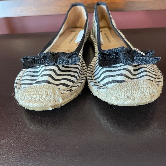Shangu blank and white stripe new with tag size 9 slip on flats - Picture 9 of 14